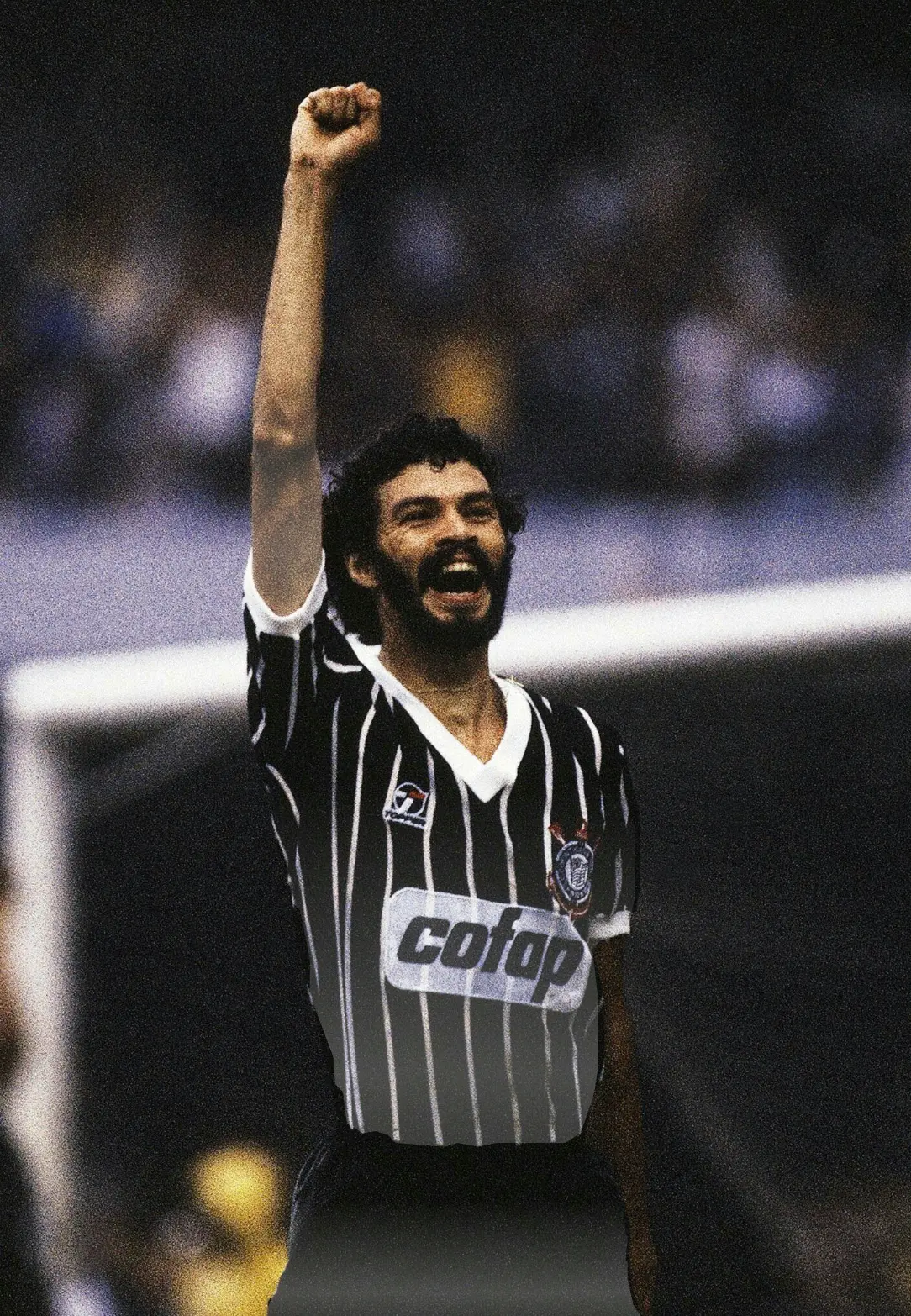Sócrates, ídolo do Corinthians, com o punho erguido em campo